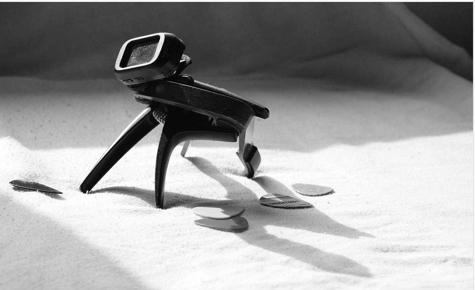 Benefits of Using a Capo on Your Guitar post thumbnail image